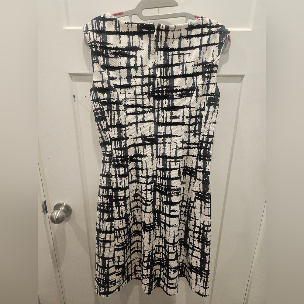 Kasper Fit & Flare Dress Size 4 Black White Abstract Textured Sleeveless Career - Picture 5 of 8